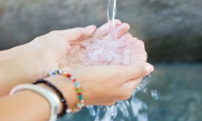 - agua manos 98 700x352 1