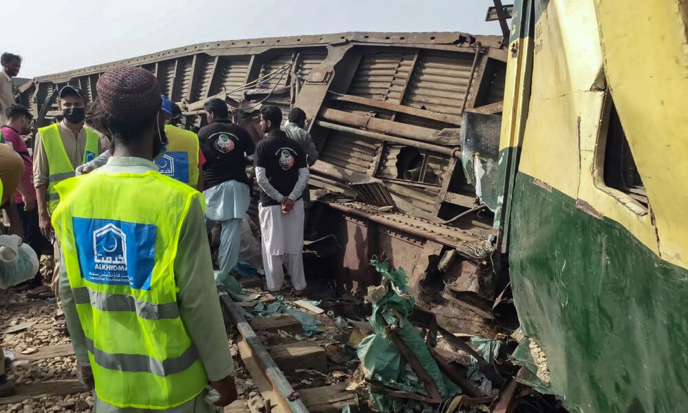 - tren descarrillado en pakistan