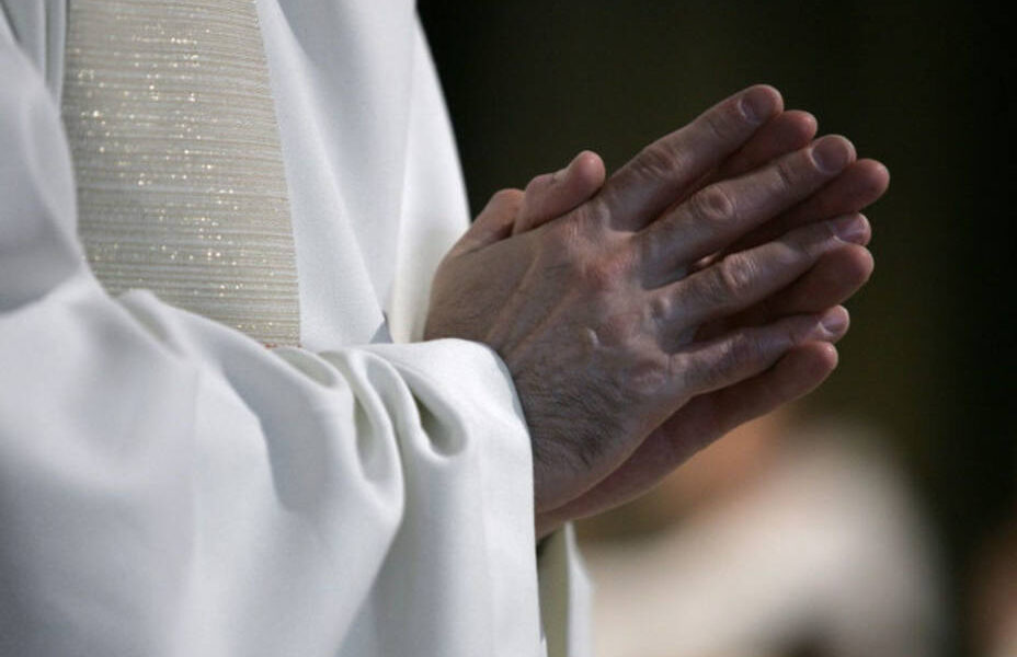 - detuvieron sacerdote sospechoso consultar pornografia infantil 230011