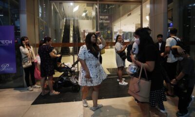 - varios clientes evacuados del centro comercial siam paragon en bangkok tras el tiroteo en el que han muerto al menos tres personas.r d.3551 1872 2162