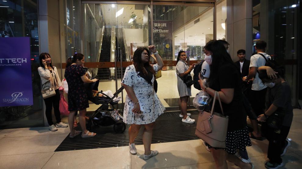 - varios clientes evacuados del centro comercial siam paragon en bangkok tras el tiroteo en el que han muerto al menos tres personas.r d.3551 1872 2162