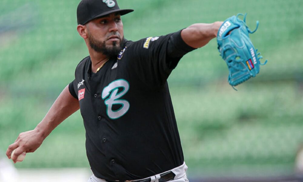 - Morales pitcher del ano Foto Alejandro van Schermbeek 1