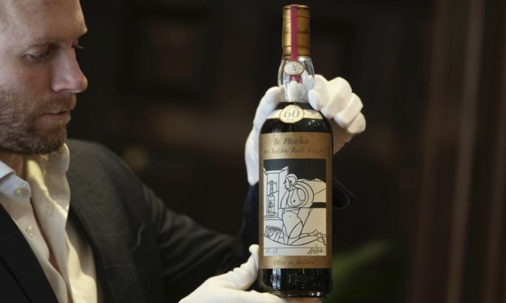 - se ha batido un record una botella de whisky escoces vendida a un precio increible