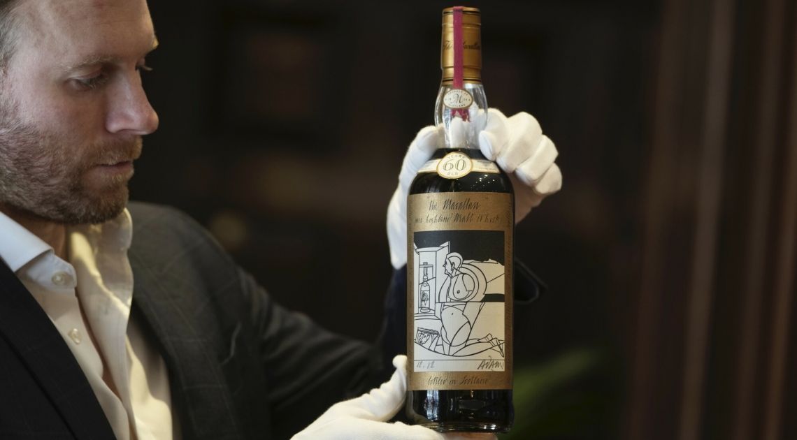 - se ha batido un record una botella de whisky escoces vendida a un precio increible